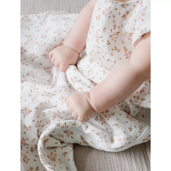 gigoteuse été fille petites fleurs rose et caramel en lange coton bio fond blanc cassé