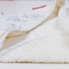 Cape de bain mixte fille garçon écru broderie visage avec oreilles de lapin Pompom en coton bio oekotex