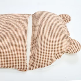 sac de couchage enfant avec oreiller intégré et sac de rangement motif vichy caramel
