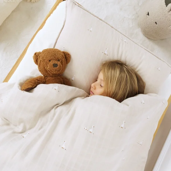 parure de lit bébé housse de couette 100x140 cm et taie d'oreiller en coton bio imprimé oie sur fond sable