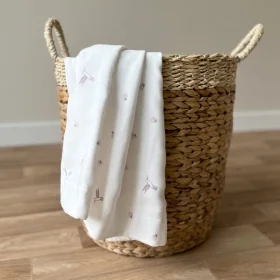 couverture bébé en double-gaze coton bio imprimée colibris et fleurs parme et violet