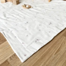 couverture bébé en double-gaze coton bio imprimée colibris et fleurs parme et violet