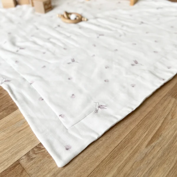 couverture bébé en double-gaze coton bio imprimée colibris et fleurs parme et violet