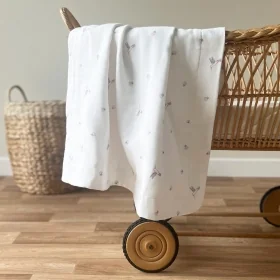 couverture bébé en double-gaze coton bio imprimée colibris et fleurs parme et violet