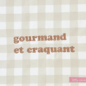 Serviette bavoir élastiqué vichy beige mixte fille garçon brodé gourmand et craquant en coton doublé éponge oekotex