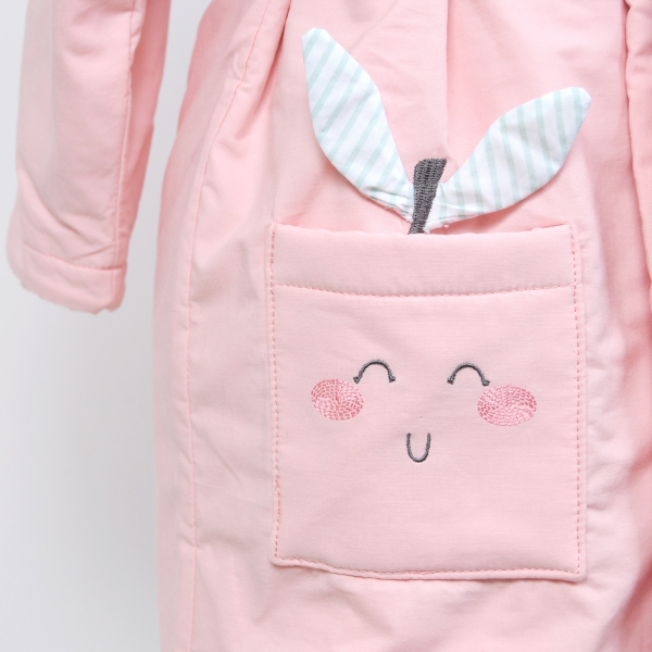 Peignoir à capuche enfant fille broderie visage pomme rose avec feuilles vertes sur la capuche en coton bio oekotex