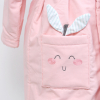 Peignoir à capuche enfant fille broderie visage pomme rose avec feuilles vertes sur la capuche en coton bio oekotex