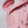 Peignoir à capuche enfant fille broderie visage pomme rose avec feuilles vertes sur la capuche en coton bio oekotex