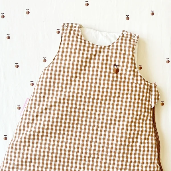 drap housse lit bébé percale pur coton bio écru imprimé de petites pommes caramel