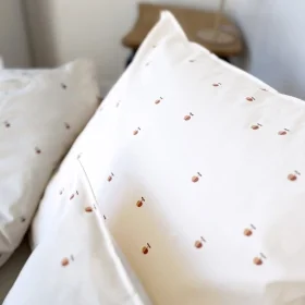 parure de lit enfant housse de couette et taie carrée en coton bio imprimée pommes
