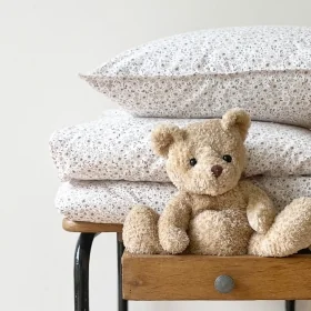 parure de lit bébé en percale de coton bio imprimé fleurs roses et beige Lilly