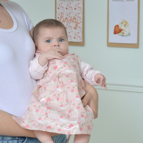 Tablier bébé fille fleurs rose bavoir oekotex