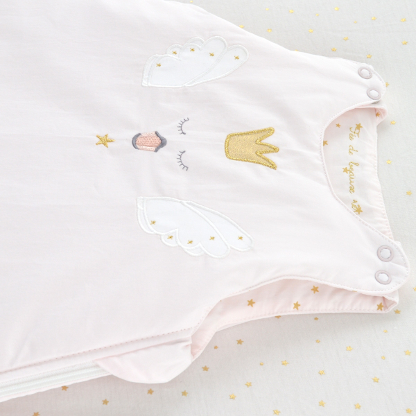 Gigoteuse fille rose pâle motif cygne princesse avec broderie dorée couronne, étoiles à l'intérieur, coton bio et oekotex