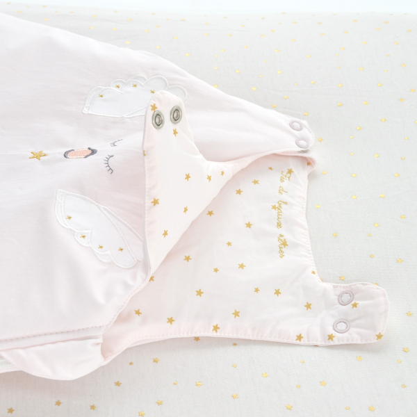 Gigoteuse fille rose pâle motif cygne princesse avec broderie dorée couronne, étoiles à l'intérieur, coton bio et oekotex