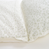 sac de couchage enfant maternelle coton bio avec oreiller intégré et sac de transport motif feuilles brodé au prénom