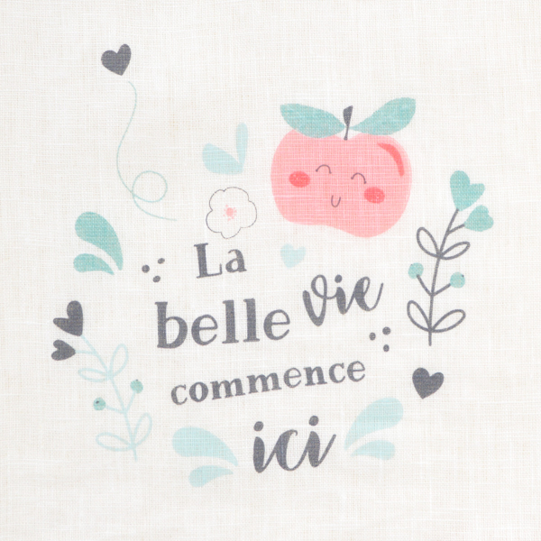 grand bavoir élastiqué en lin et éponge motif pomme et phrase la belle vie en coton bio oekotex