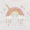 détail broderie arc-en-ciel licorne rose en coton bio oekotex tog 2,5