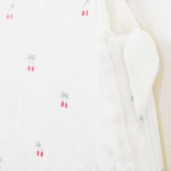 gigoteuse été fille cerise en lange coton bio fond blanc cassé