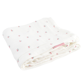 couverture bébé en lange en coton bio écrue imprimée de cerises rouges