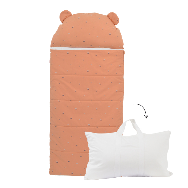 sac de couchage enfant maternelle coton bio avec oreiller intégré et sac de transport motif cerises sur fond terracotta