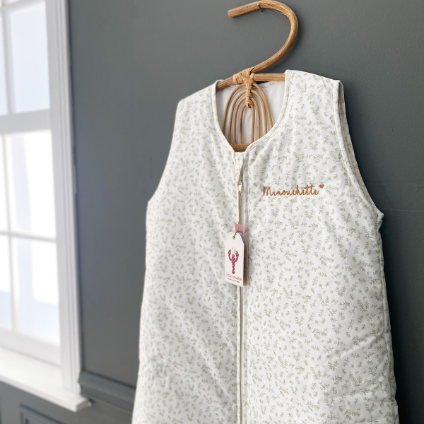 Gigoteuse pour enfant de 6 à 10 ans longueur 150 cm imprimé motif buis écru et vert en coton bio personnalisée prénom