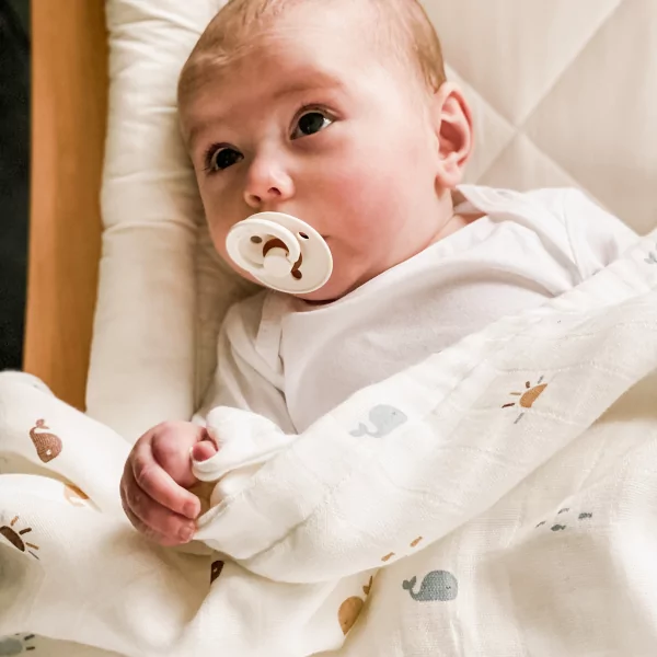 couverture bébé en lange coton bio imprimée baleines et soleil coloris écru