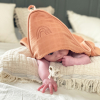 cape de bain bébé en éponge coton bio uni terracotta capuche brodée arc-en-ciel