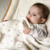 couverture bébé en lange en coton bio écrue imprimée de cerises rouges