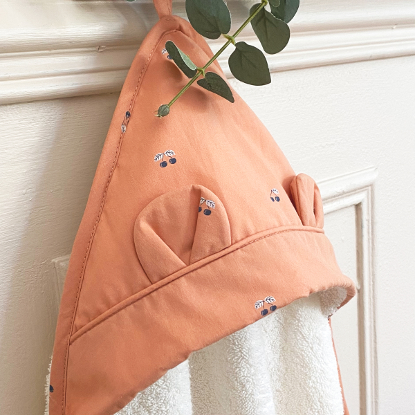 cape de bain bébé avec oreilles capuche terracotta avec motifs cerises bleu marine éponge coton bio écrue
