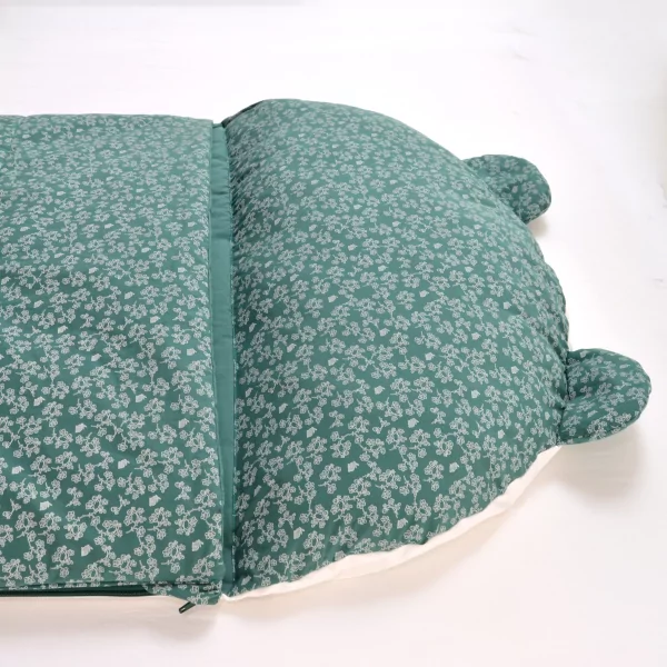 sac de couchage enfant maternelle coton bio avec oreiller intégré et sac de transport motif fleurs sur fond vert sapin