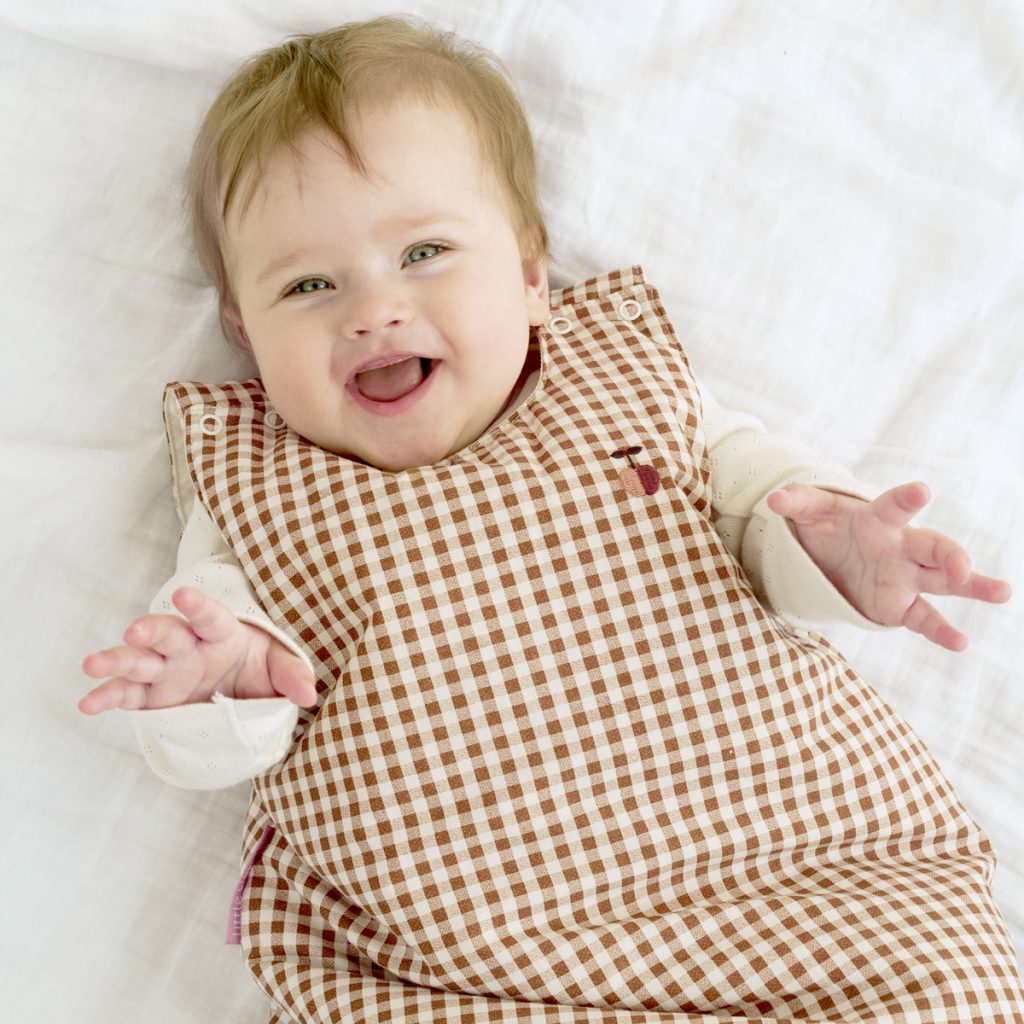 bébé dans gigoteuse vichy caramel Pom Pouce