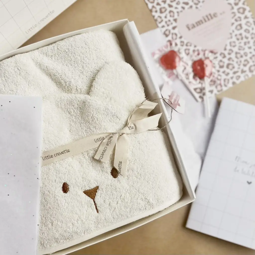 coffret cadeau naissance cape de bain personnalisée