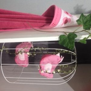 cape de bain rose et trousse de toilette oiseau