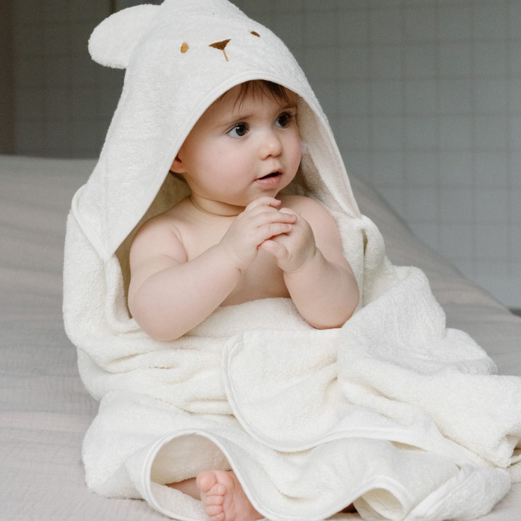bébé dans sa cape de bain ourson écrue