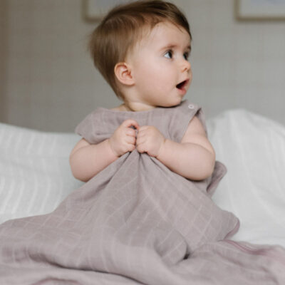 bébé dans gigoteuse été en double-gaze lilas