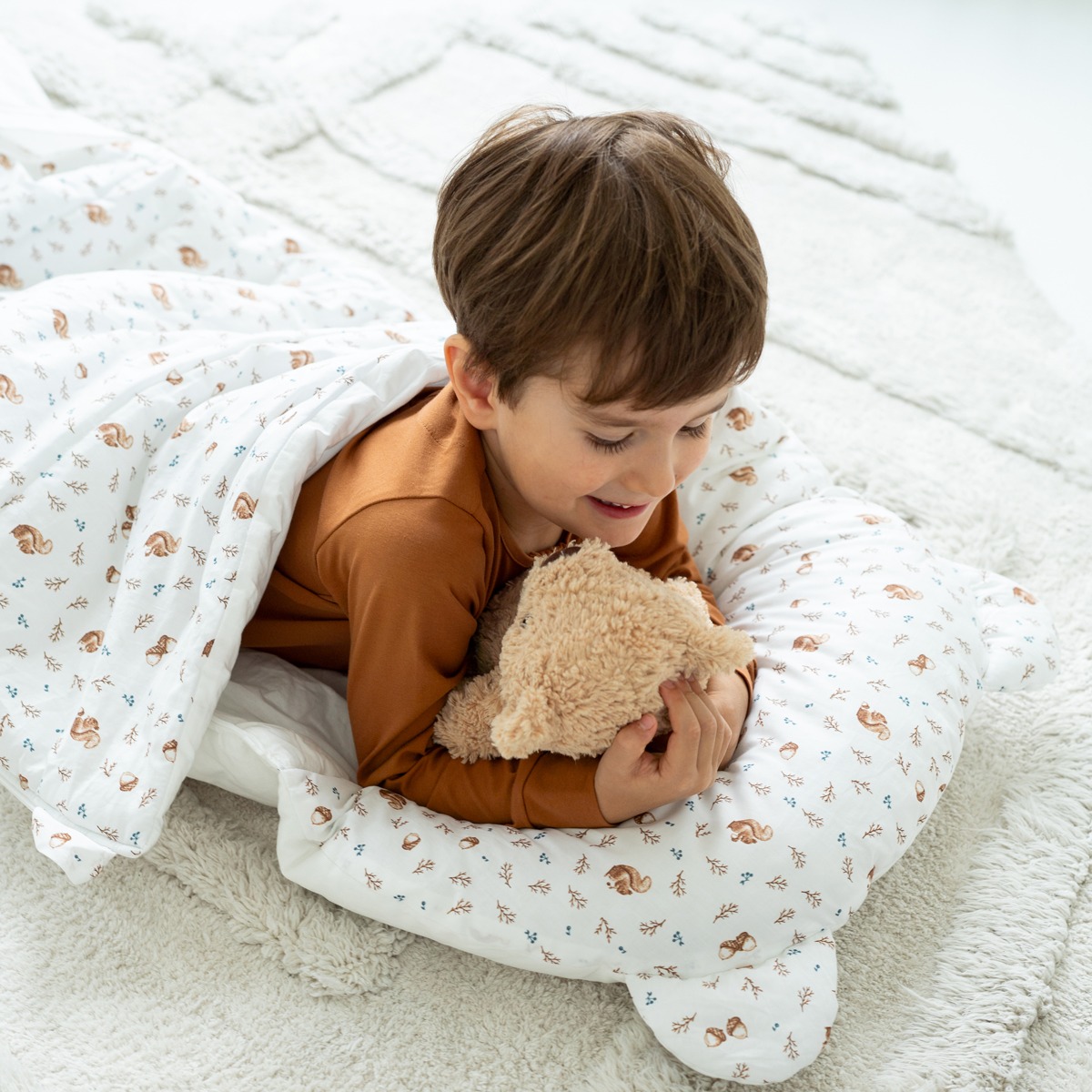 enfant dans sac de couchage maternelle