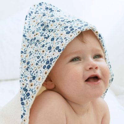 cape de bain bebe fleurs bleues