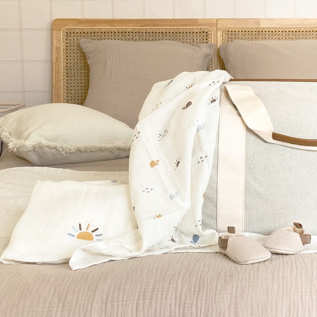 sac à langer contenant des langes en gaze de coton bio pour bébé