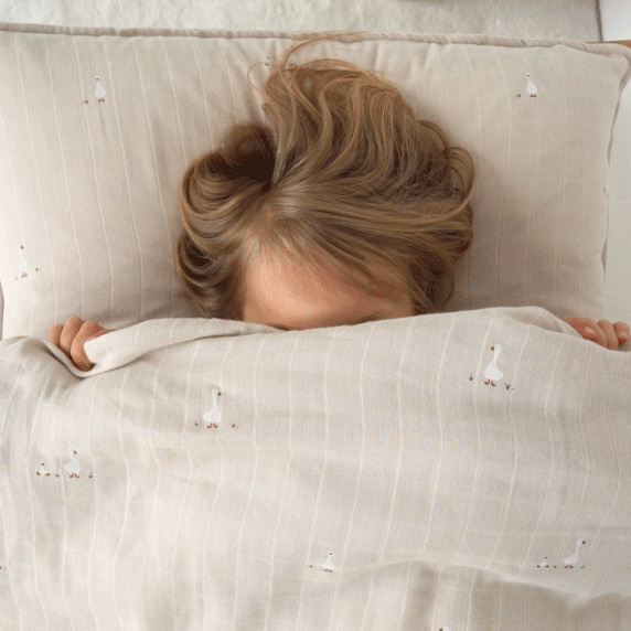 enfant caché derrière sa housse de couette