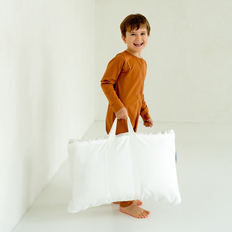 enfant avec sac de couchage tout en un
