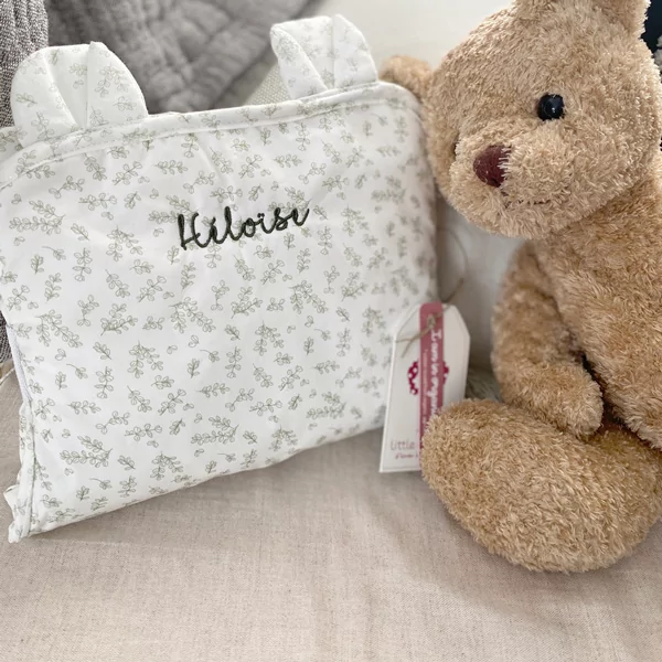 cadeau brodé au prénom de bébé