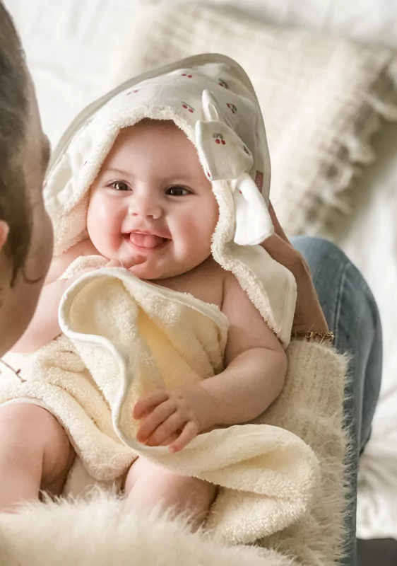 cape de bain bébé fille motif cerises avec noeud sur capuche